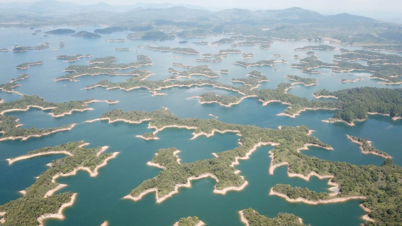 Private boat tour: Explore the lake