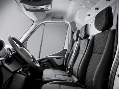 Cabina del conductor de una van de pasajeros para grupos
