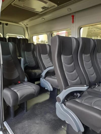 Sillas reclinables dentro de una van de pasajeros para grupos