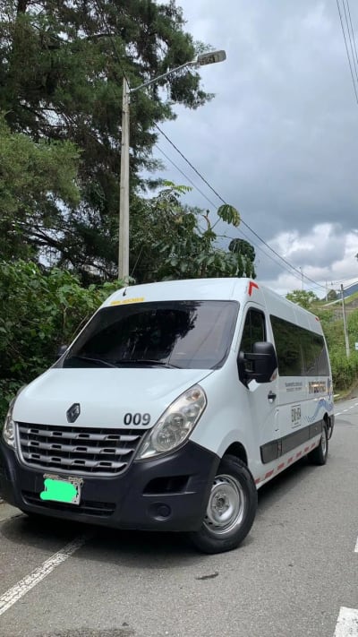 Van blanca de pasajeros en la carretera a Guatapé