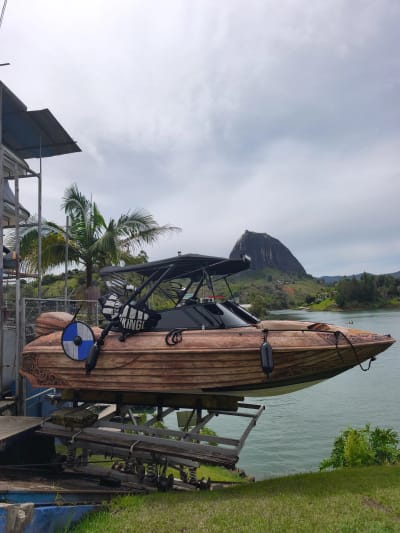 La lancha de wakeboard con su torre y portatablas, Guatapé