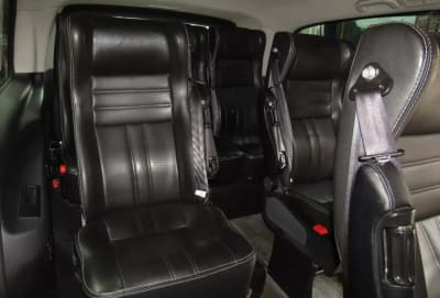 Filas de sillas de cuero en la van a Guatapé