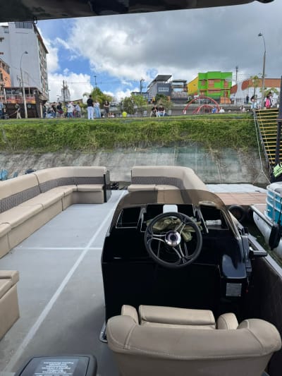 La silla del capitán y las salas del planchón luxury en el muelle de Guatapé