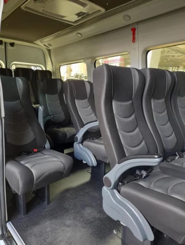 Sillas reclinables dentro de una van de pasajeros para grupos