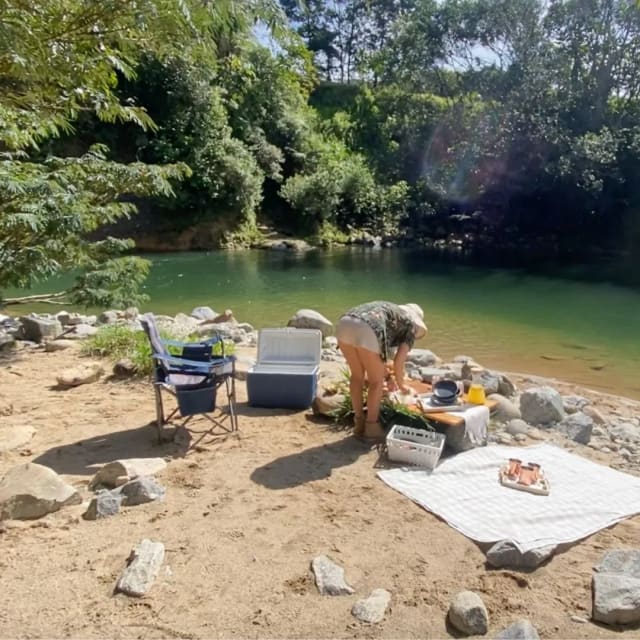 Picnic montándose en la playa del río cerca de Guatapé