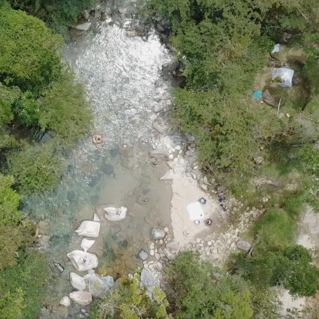 Vista aérea del cañón del río donde se hace el picnic