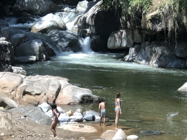 Pequeña cascada y charco en el río donde se puede nadar