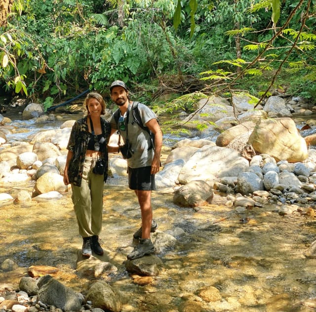 Pareja en una caminata de avistamiento de aves junto a una quebrada cerca de Guatapé