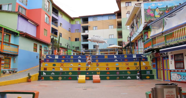 Escalas pintadas de la Plazoleta de los Zócalos, Guatapé