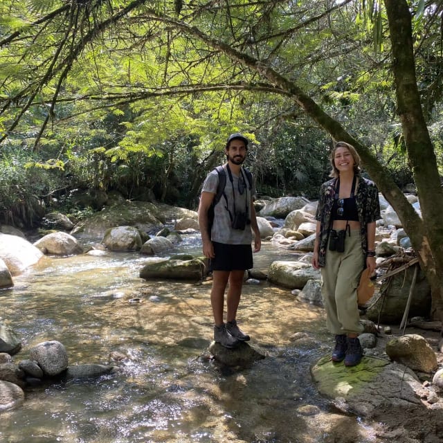 Viajeros en un río de montaña de agua clara durante un tour de naturaleza cerca de Guatapé