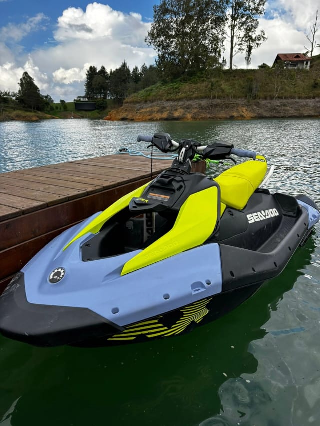 Jet ski Sea-Doo Spark amarillo y azul en el muelle de Guatapé
