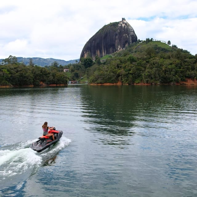 Paseo en jet ski por el embalse de Guatapé con la Piedra del Peñol al frente