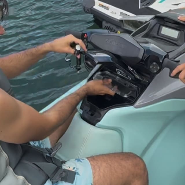 Primer plano del manubrio y los controles del jet ski