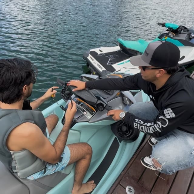 Guía enseñando a manejar el jet ski a quien lo prueba por primera vez