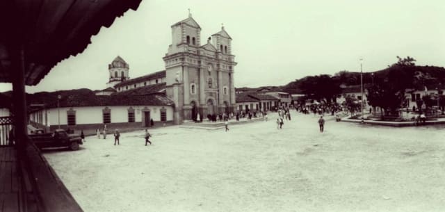 Foto histórica del parque principal y la iglesia de Guatapé
