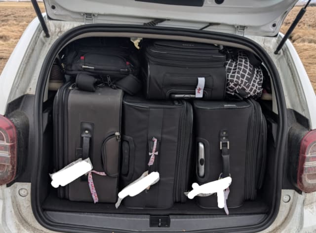 Baúl de la camioneta cargado con maletas para el viaje a Guatapé