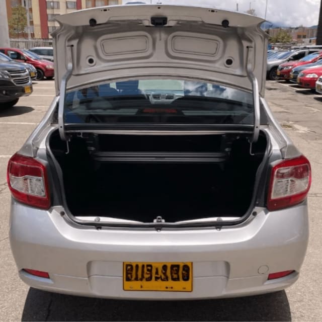 Baúl abierto del taxi, espacio para maletas