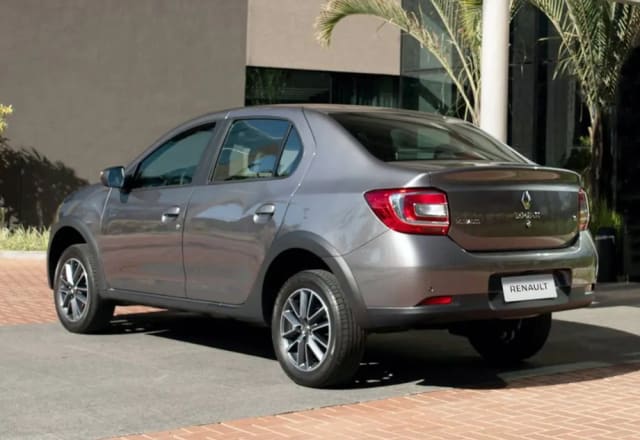 Vista trasera del Renault Logan que usamos como taxi privado