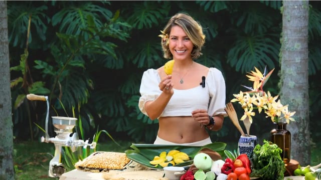Anfitriona de la clase de cocina de empanadas con ingredientes frescos en Guatapé