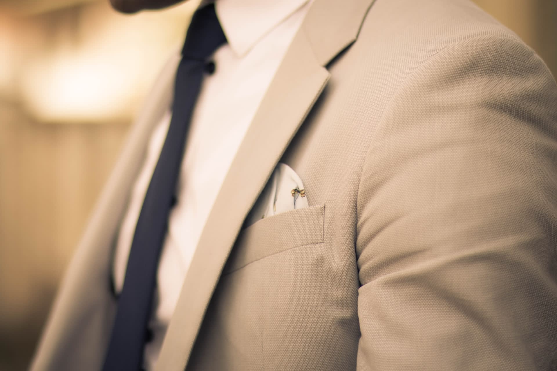 Man wearing a light brown second-hand suit