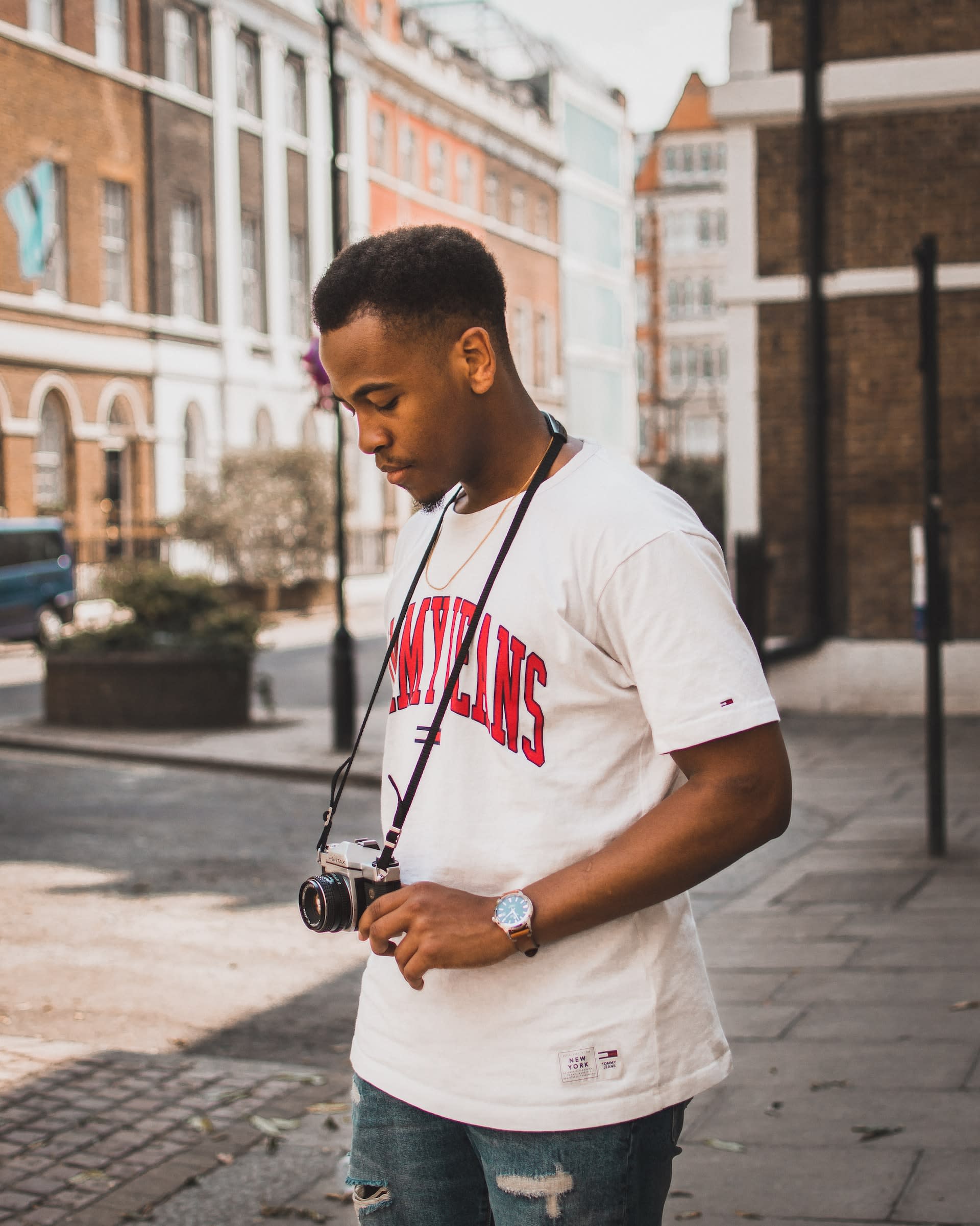 Man wearing a Tommy Jeans T-shirt