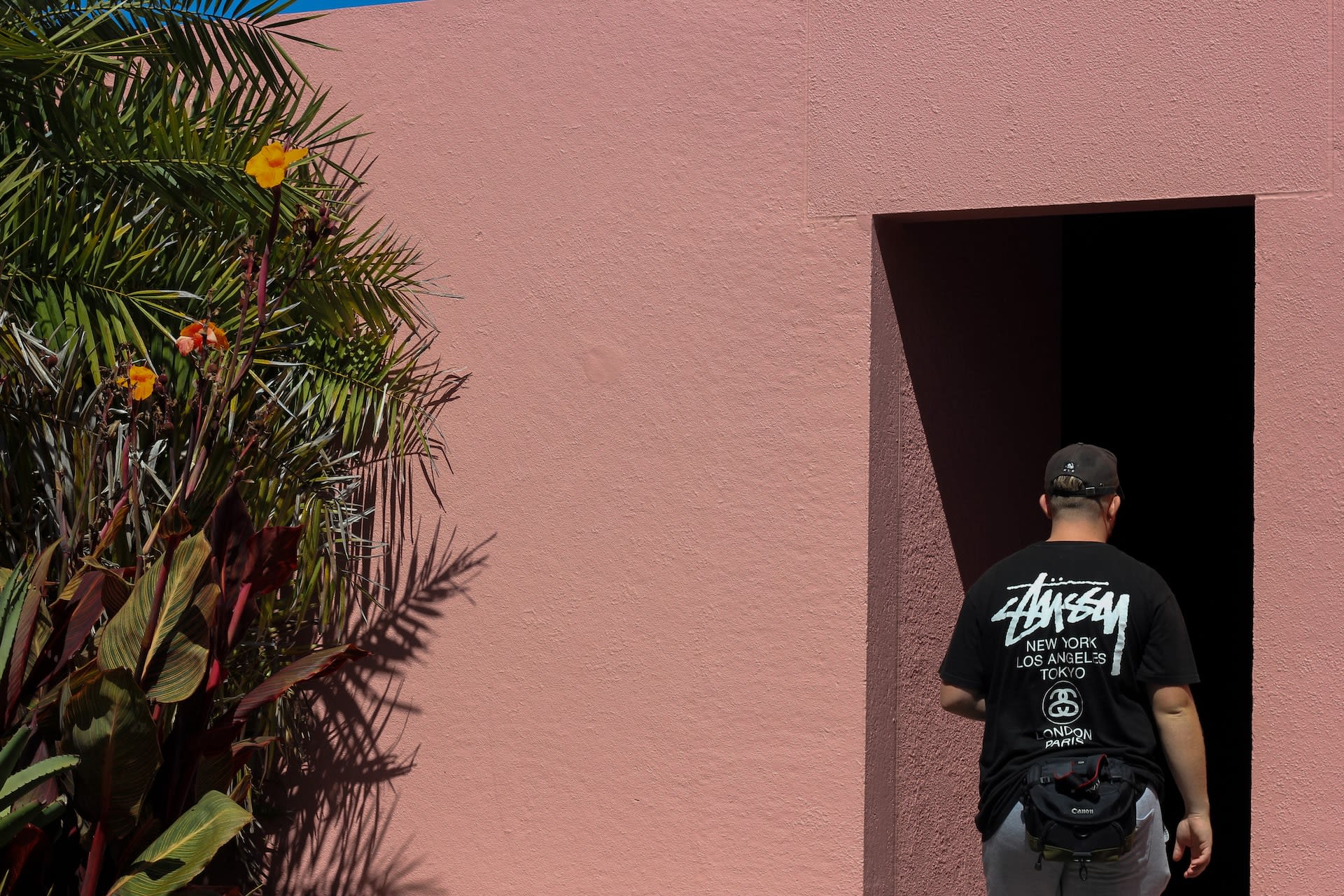 Man wearing a second-hand black printed Stussy T-shirt