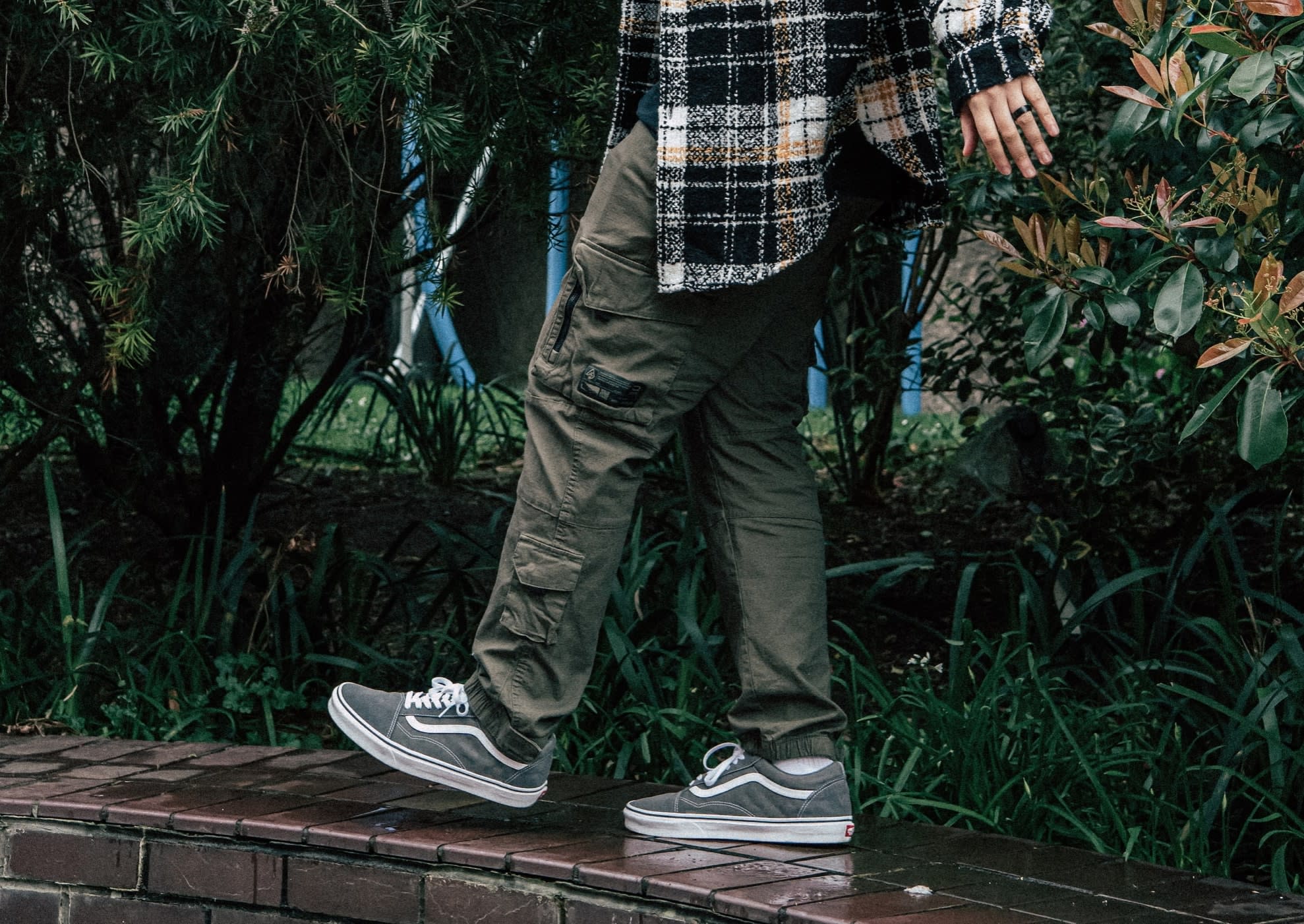 Man wearing khaki cargo trousers with matching Vans shoes