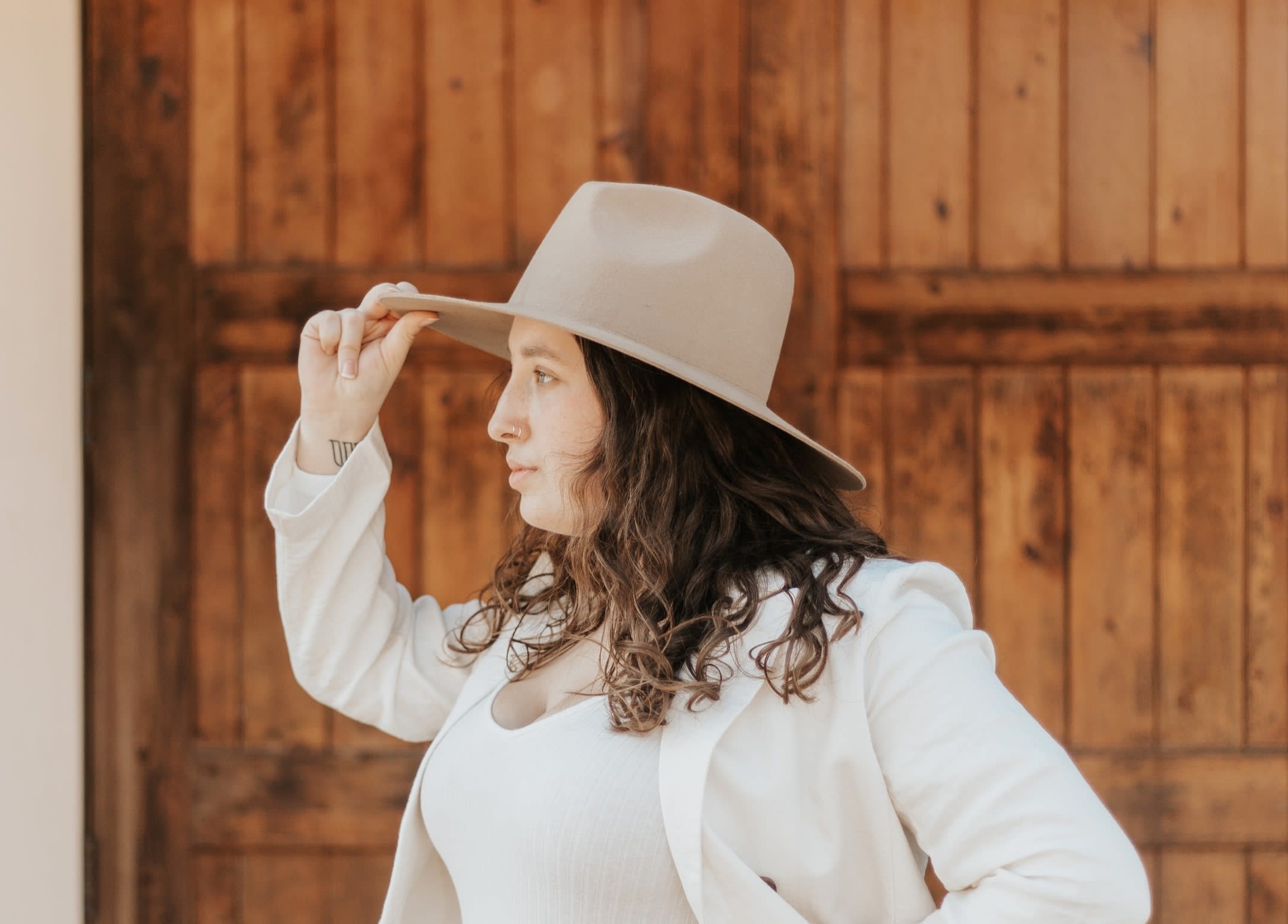 Stylish woman wearing a beige fedora