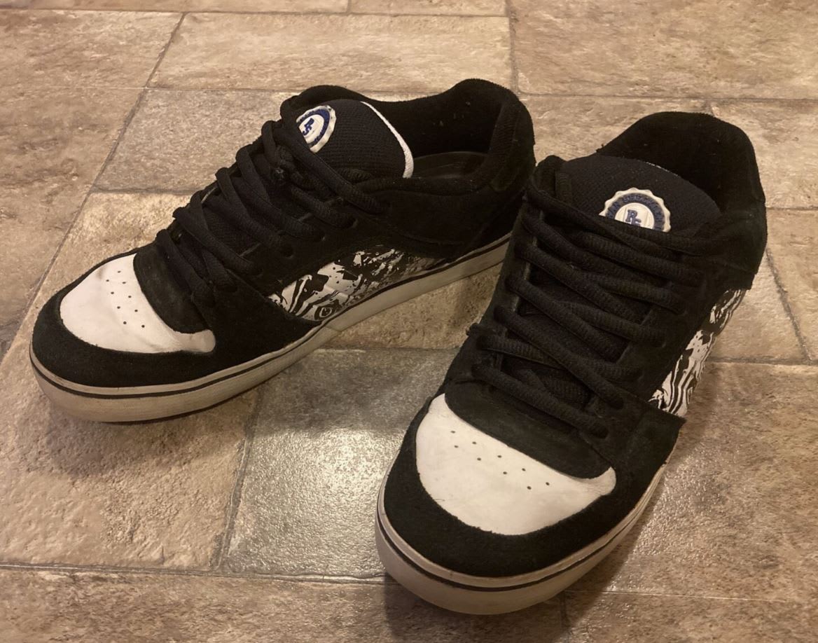 Preowned Etnies trainers black and white