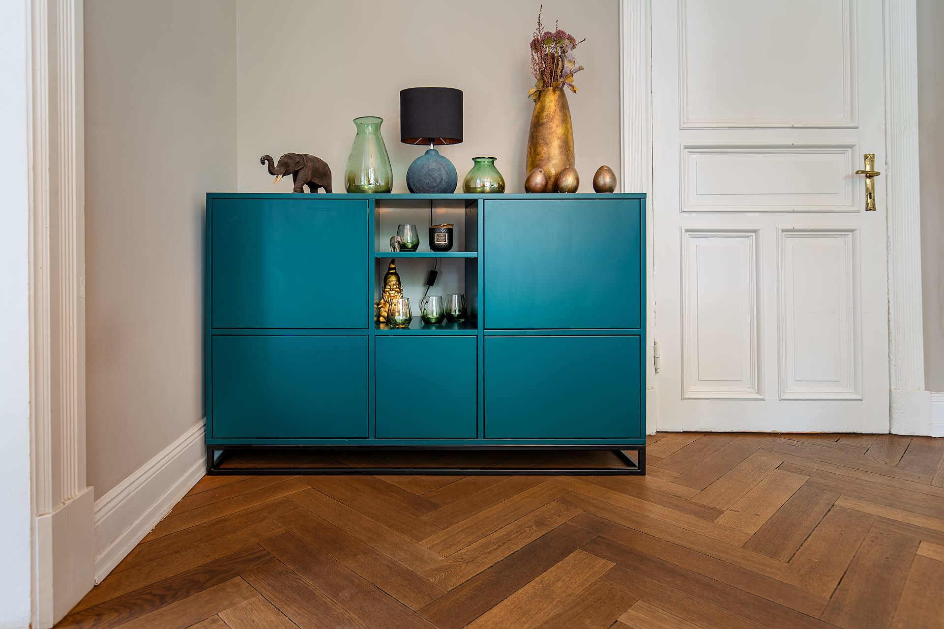 Second-hand teal kitchen cabinets