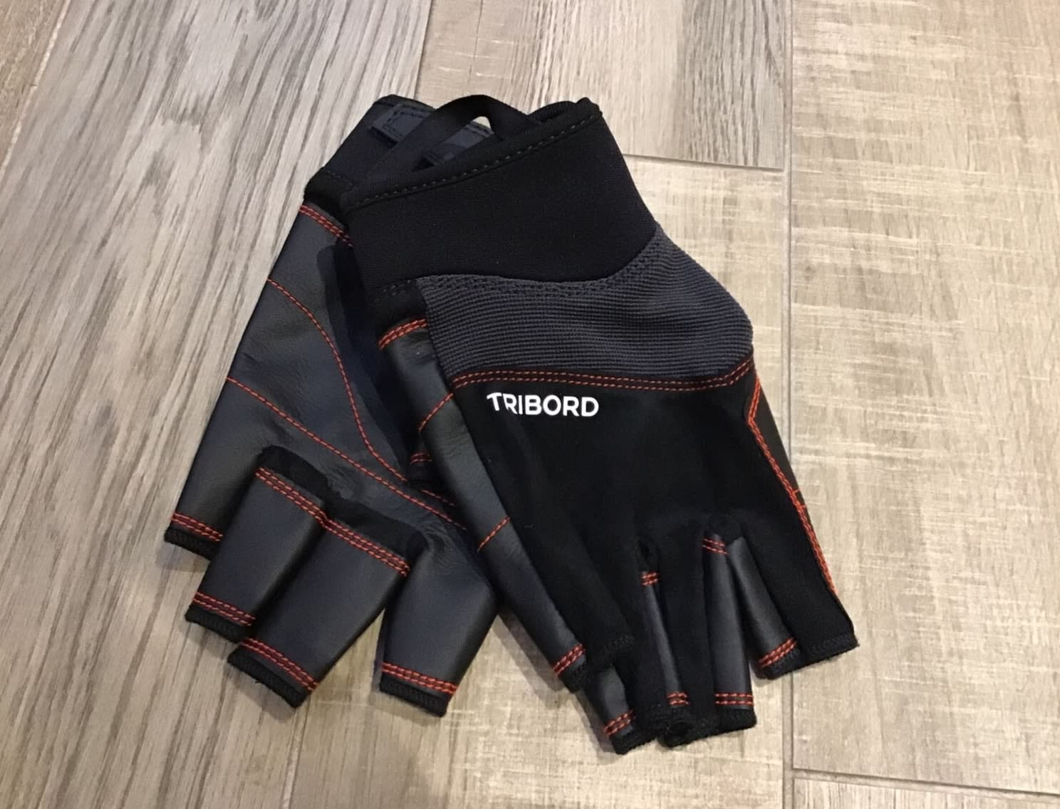 Pair of black second hand weight lifting gloves