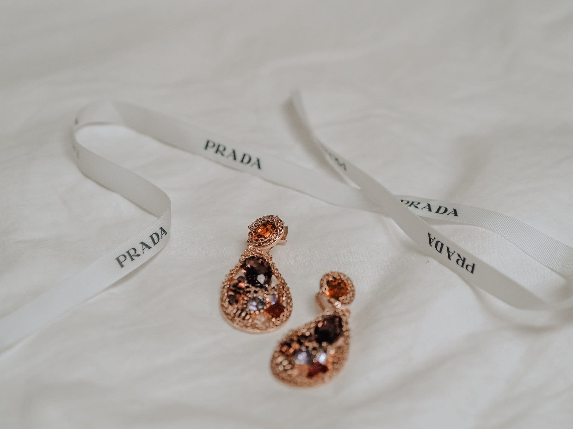 Second hand elegant drop earrings