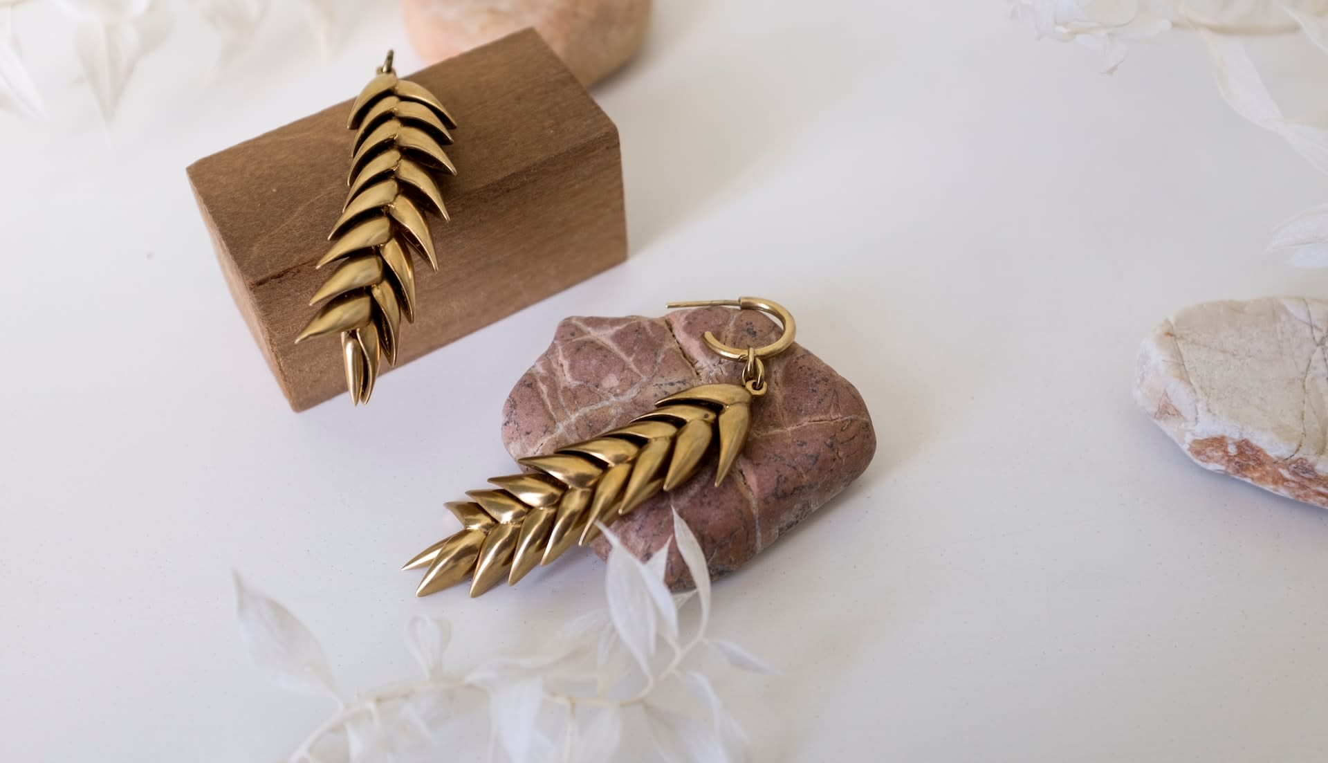 Leaf-inspired gold second-hand earrings