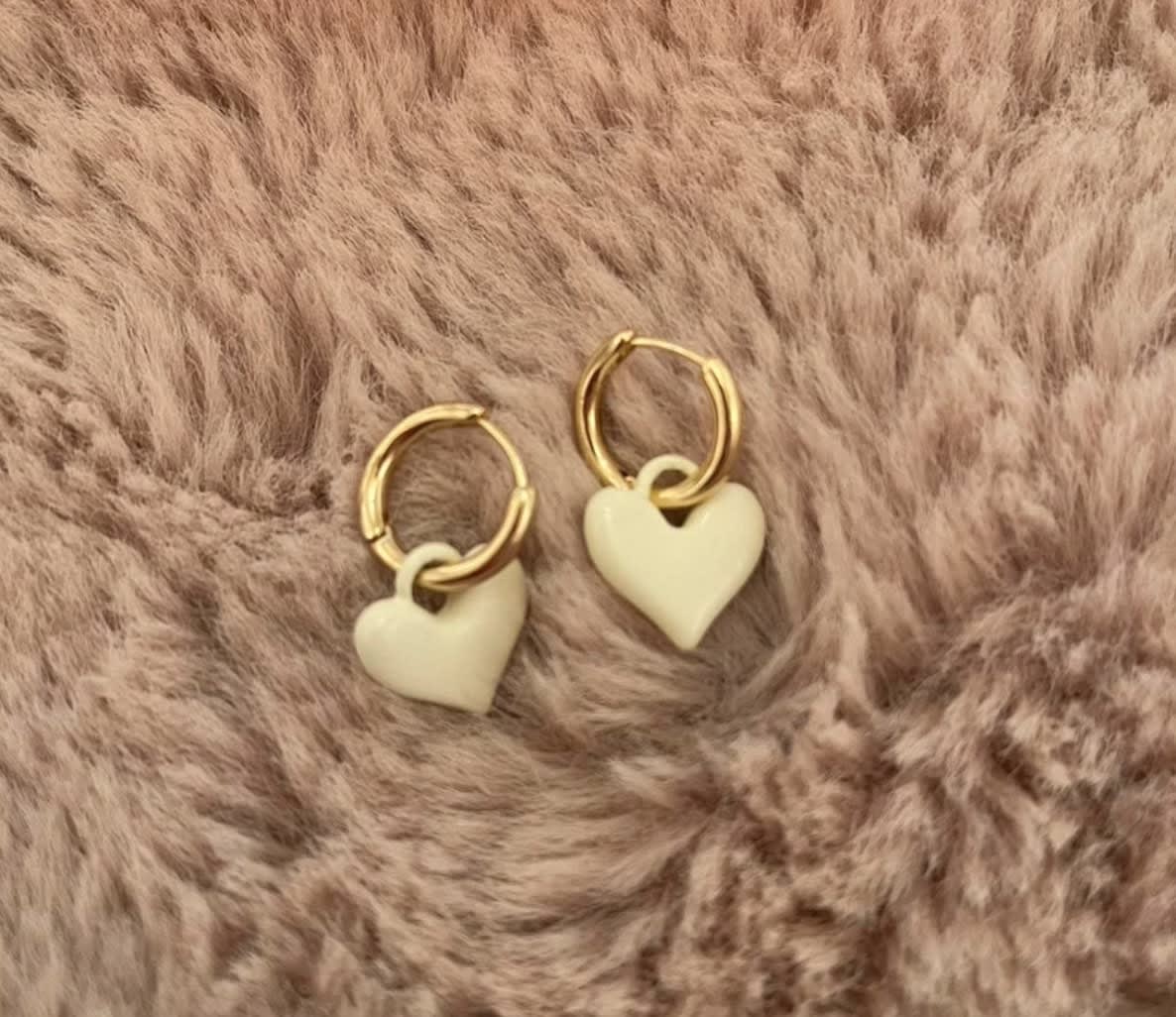 Pre-loved heart charm huggies