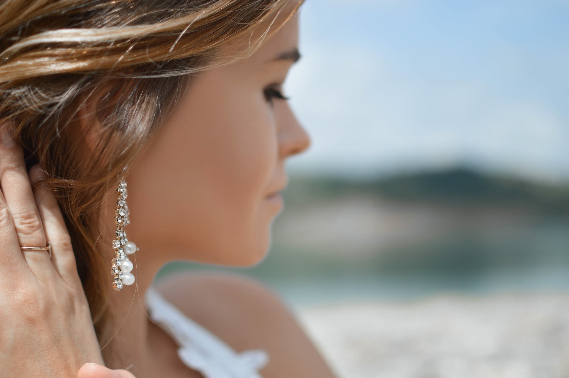 Bride wearing second hand pearl drop earrings