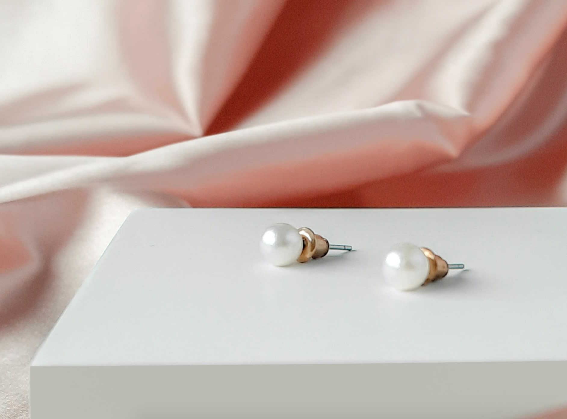 Second-hand pearl studs