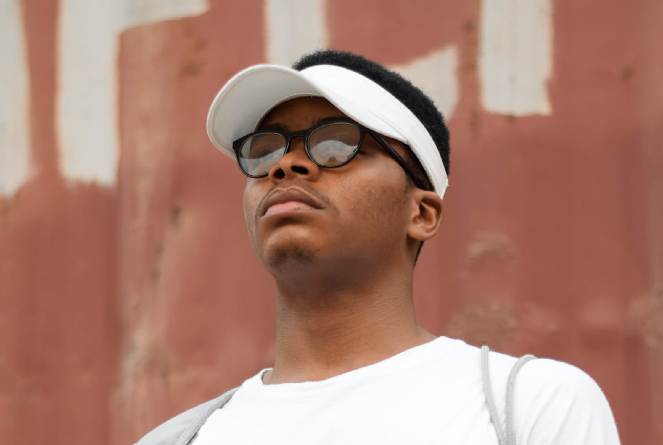 Tennis player wearing a white visor