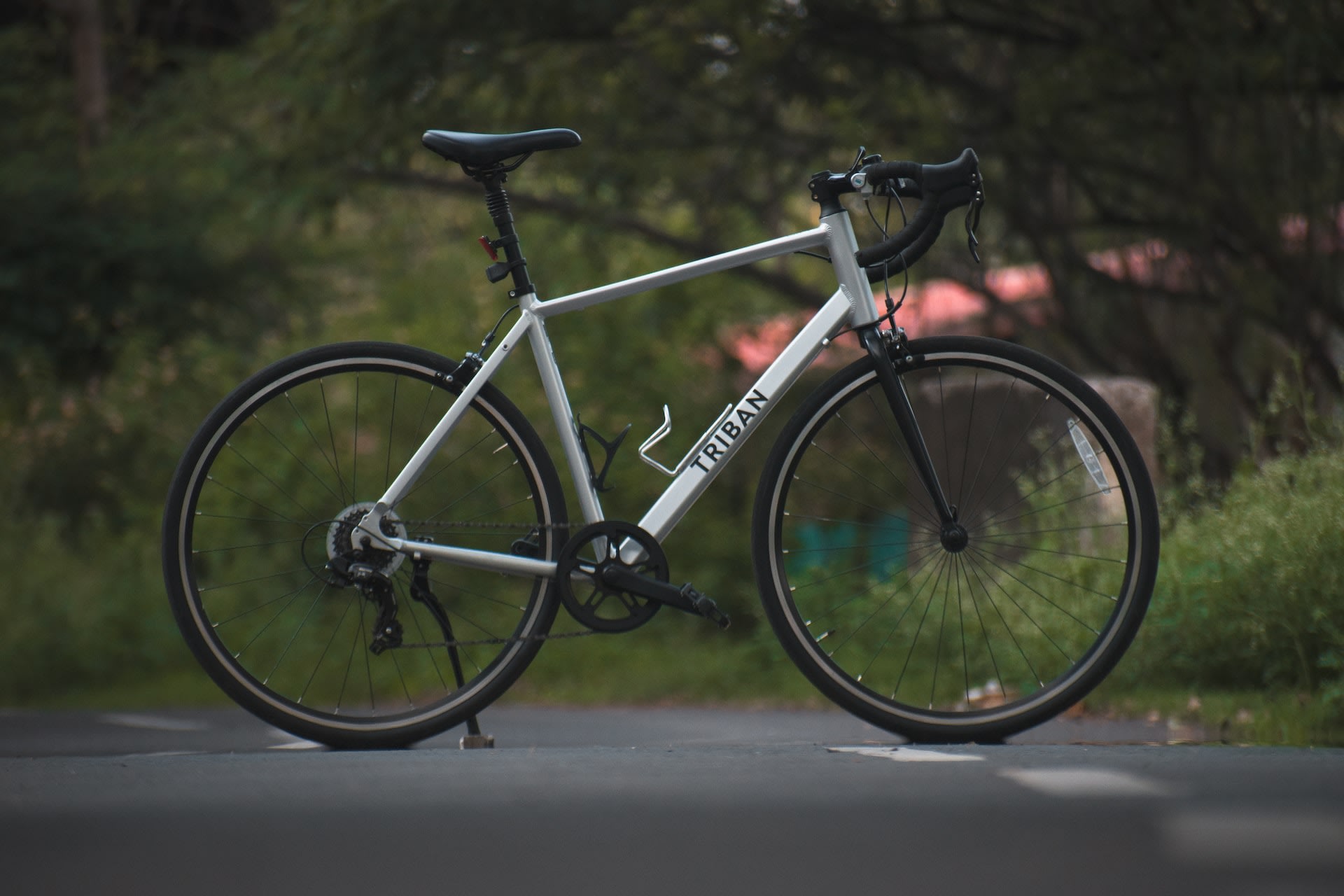 Second hand sleek cycling road bike.