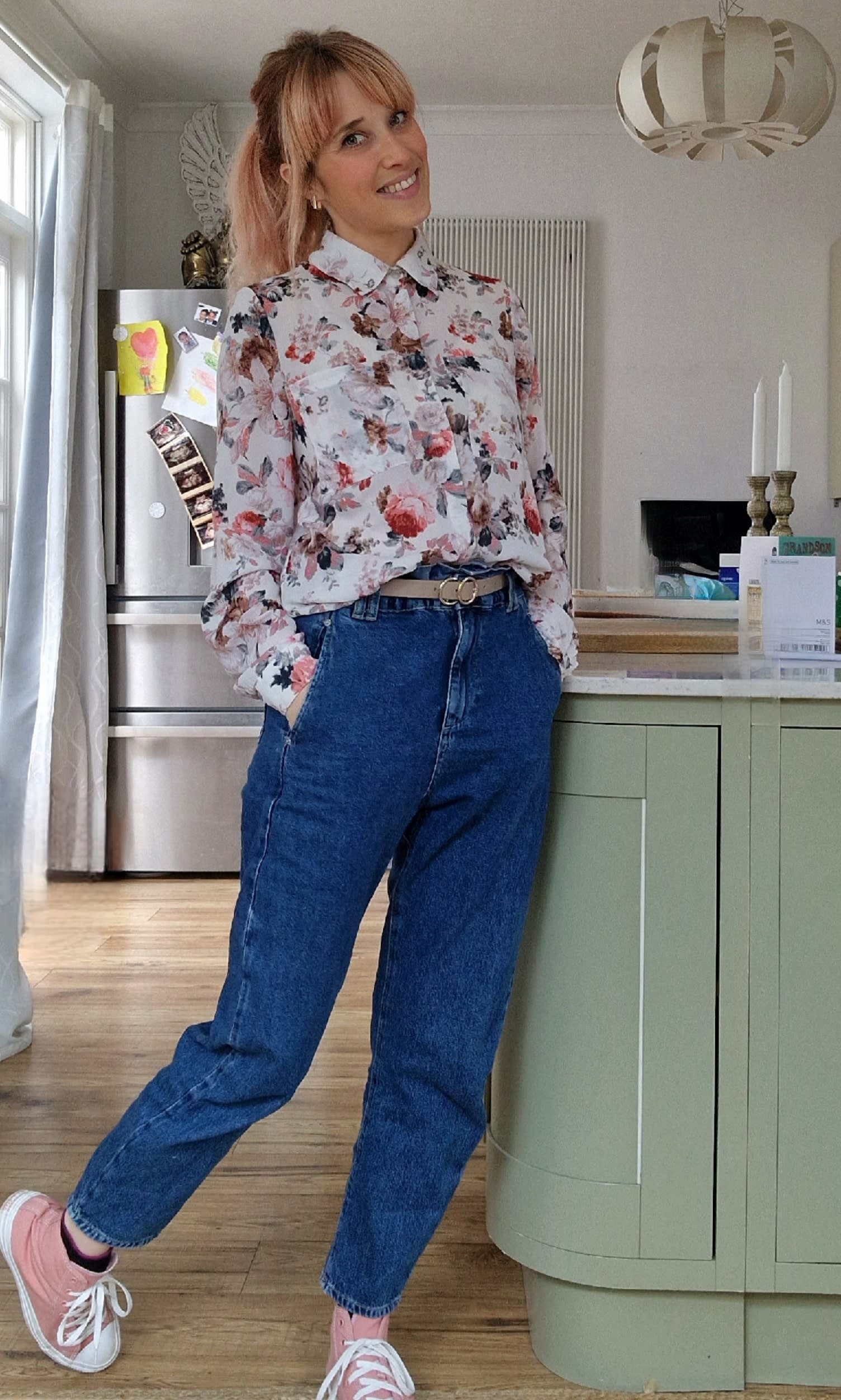 Pegz Preloved styling second hand jeans with a floral shirt and pink converse trainers.