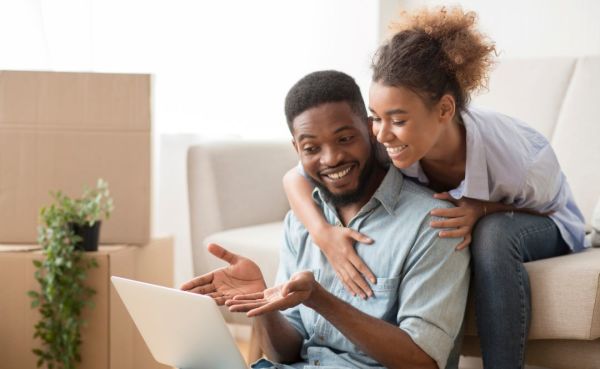 couple-looking-at-laptop