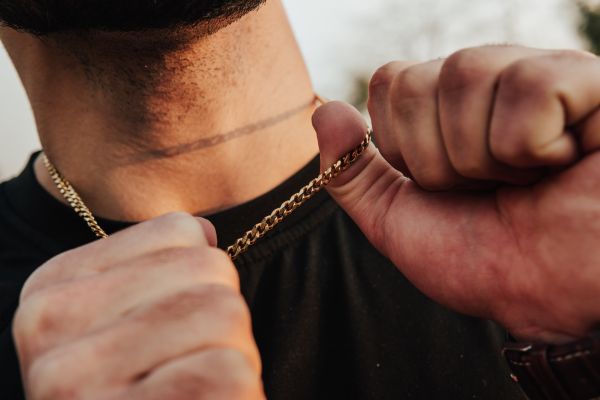 Man wearing a gold cuban link chain necklace