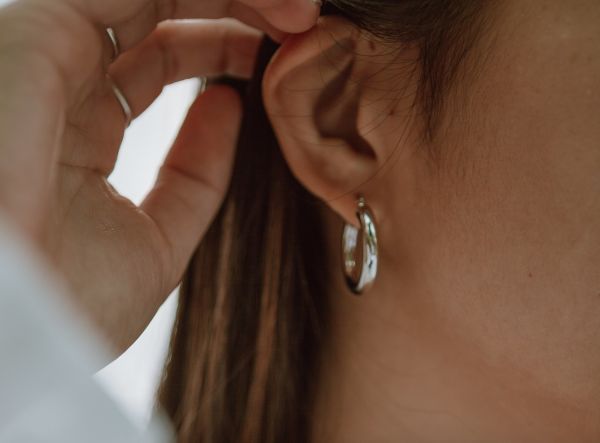 Bride wearing second hand classic gold hoops