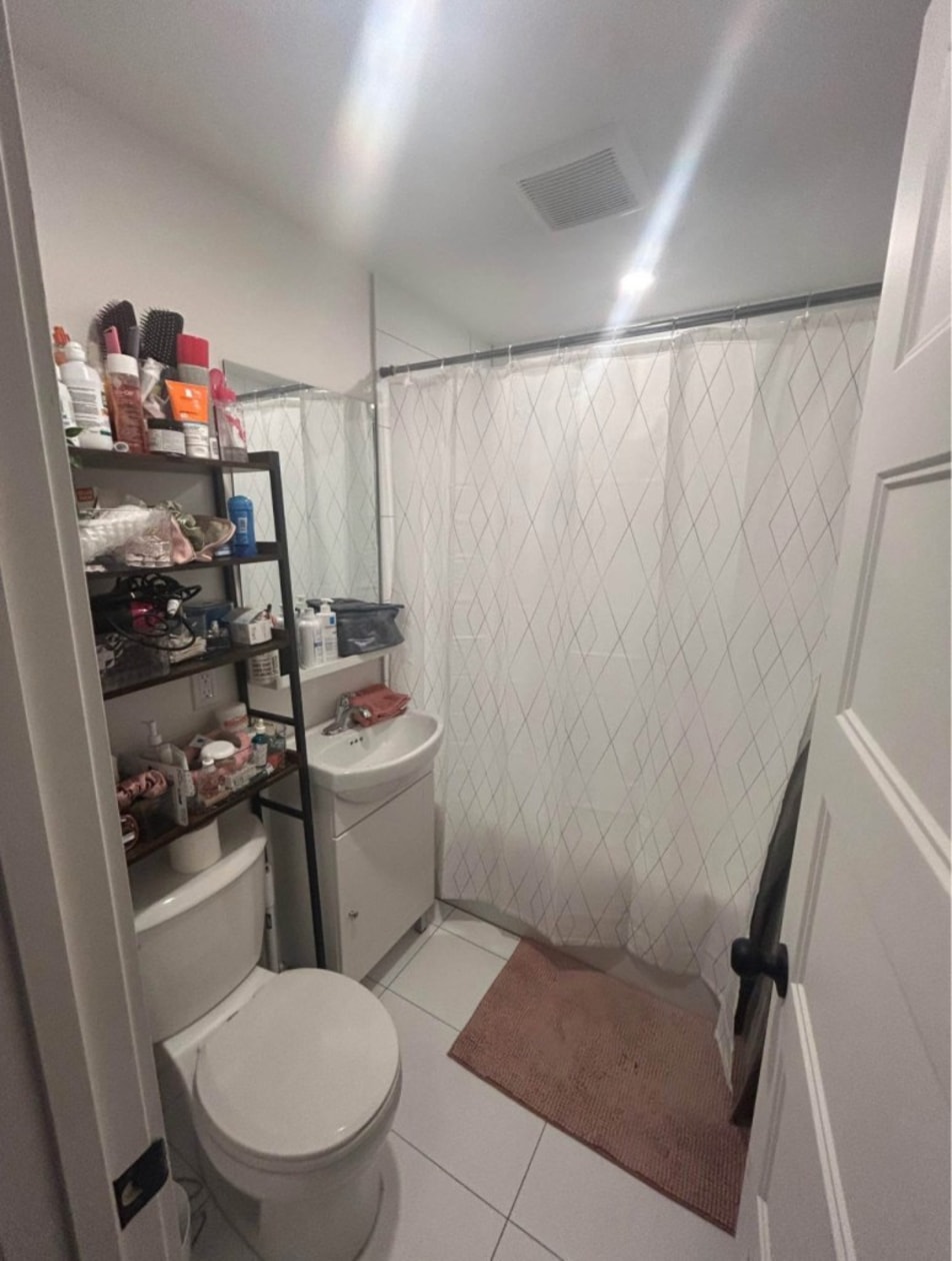 Salle de bains — 2-861 Rue Jean-Béliveau, 2, Longueuil, J4J 3B9, Longueuil