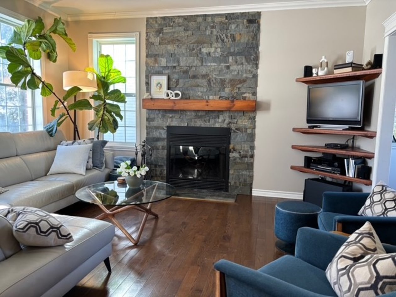 Salon — 630 Rue J.-Brunette, Deux-Montagnes, J7R 6P5, Deux-Montagnes