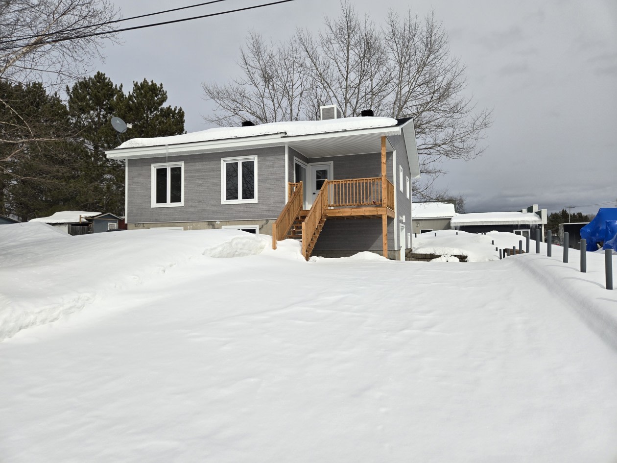 Façade — 1400 Boul Des Ruisseaux, Mont-Laurier, J9L 0H6, Mont-Laurier