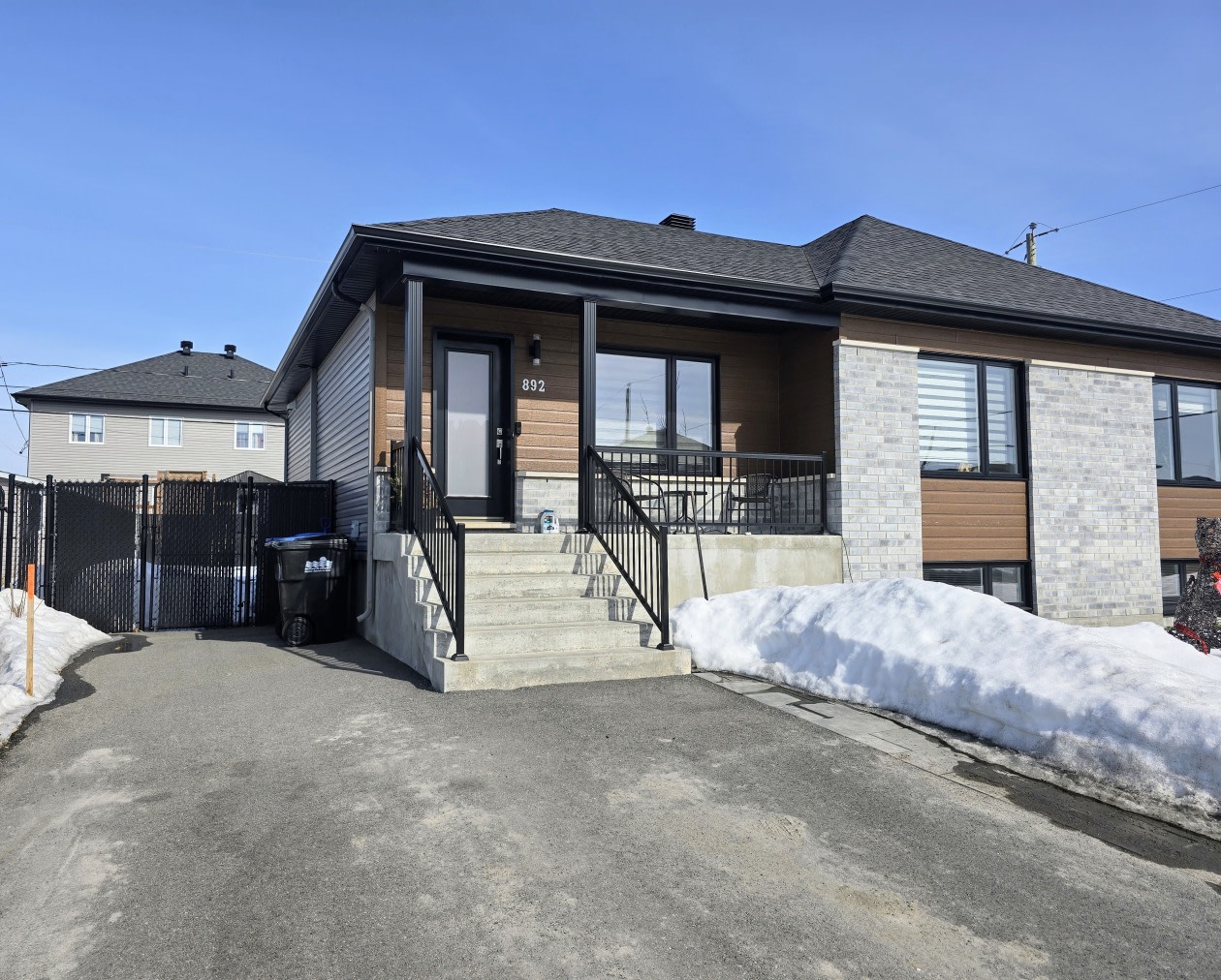 892 Av De La Traversée