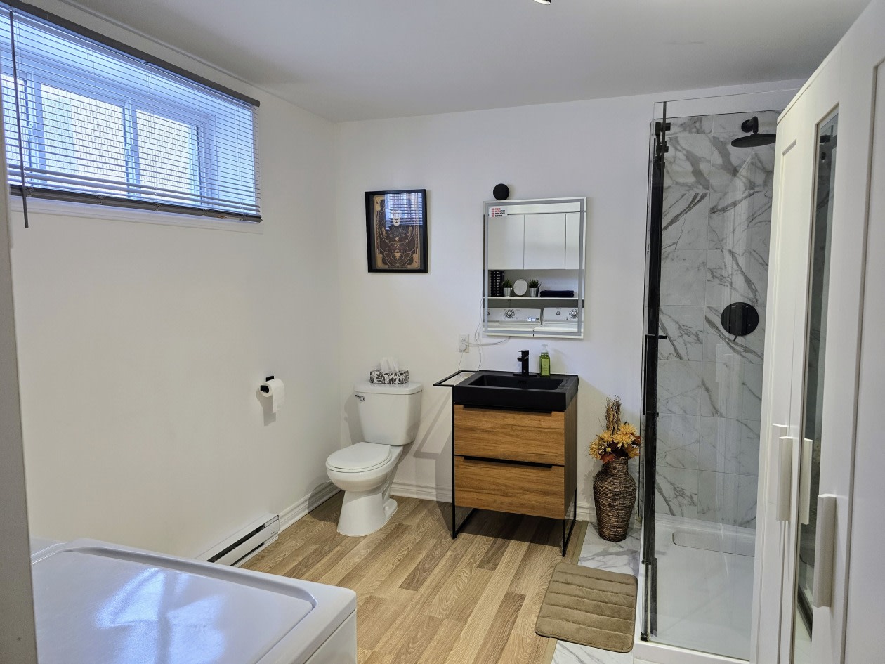 Salle de bains — 892 Av De La Traversée, Salaberry-de-Valleyfield, J6S 0N4, Salaberry-de-Valleyfield