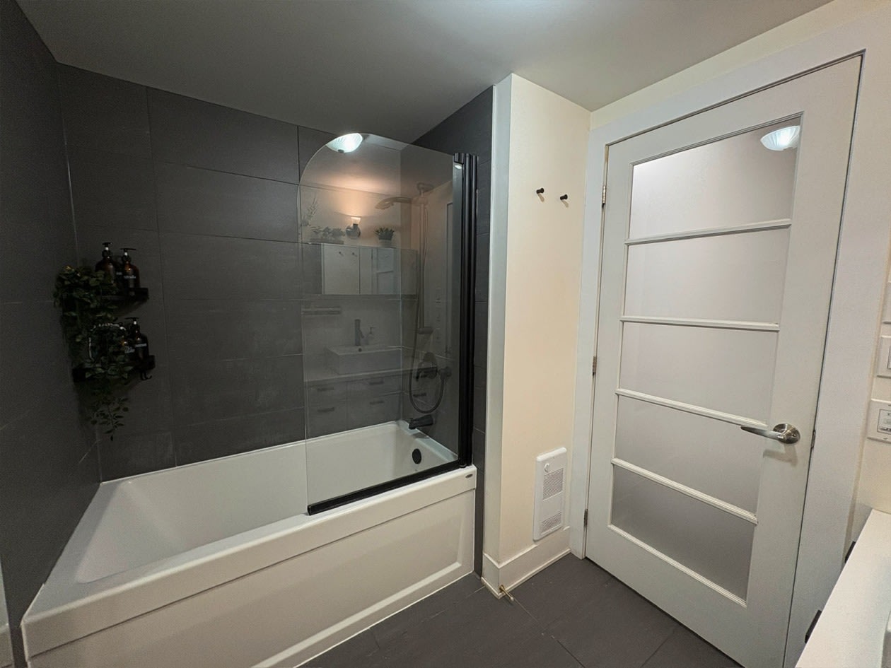 Salle de bains — 225 Rue De La Montagne, 715, Montréal, H3C 2A6, Montréal
