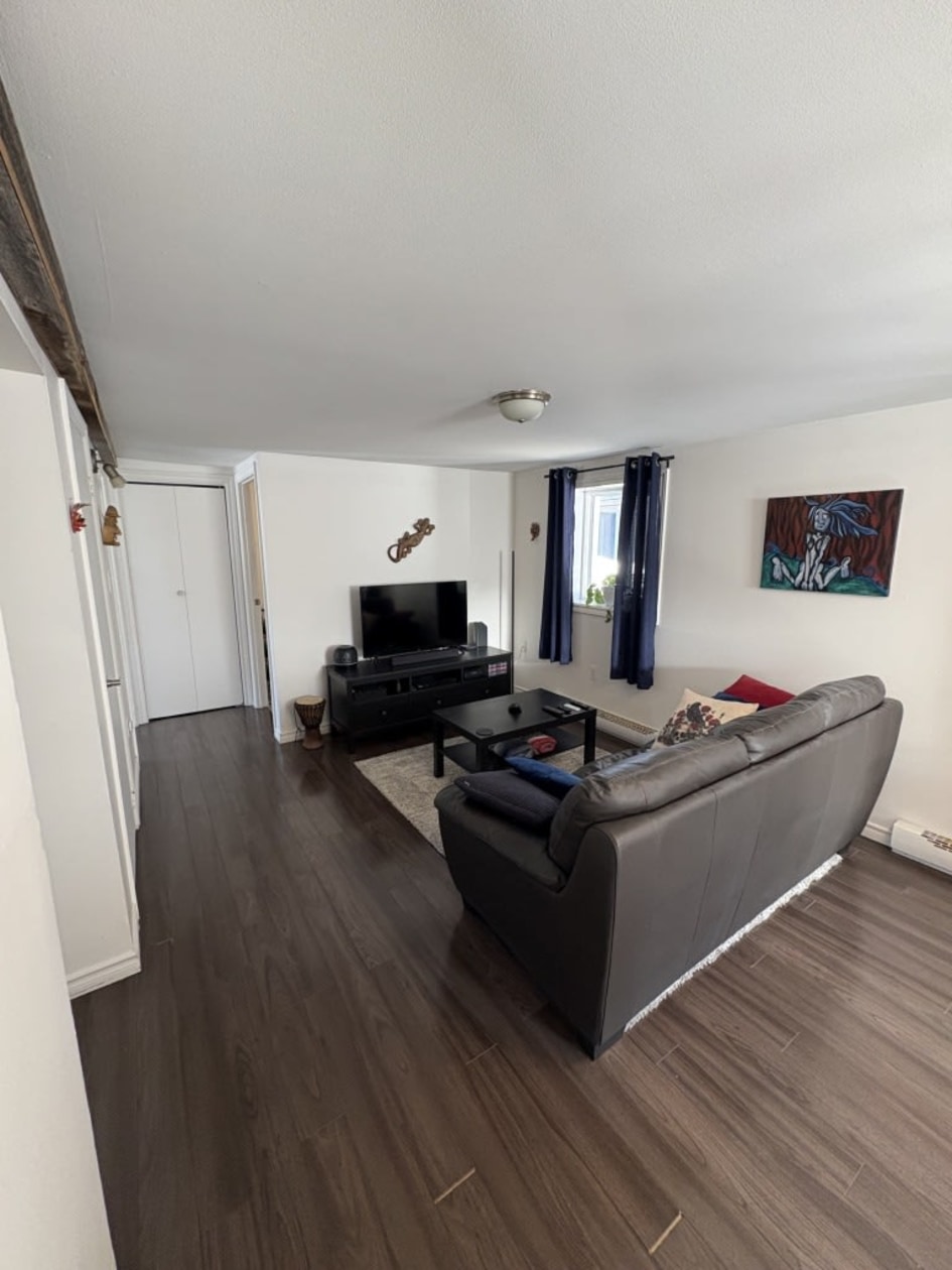 Salon — 908-912 Rue Des Érables, Mascouche, J7L 3H3, Mascouche