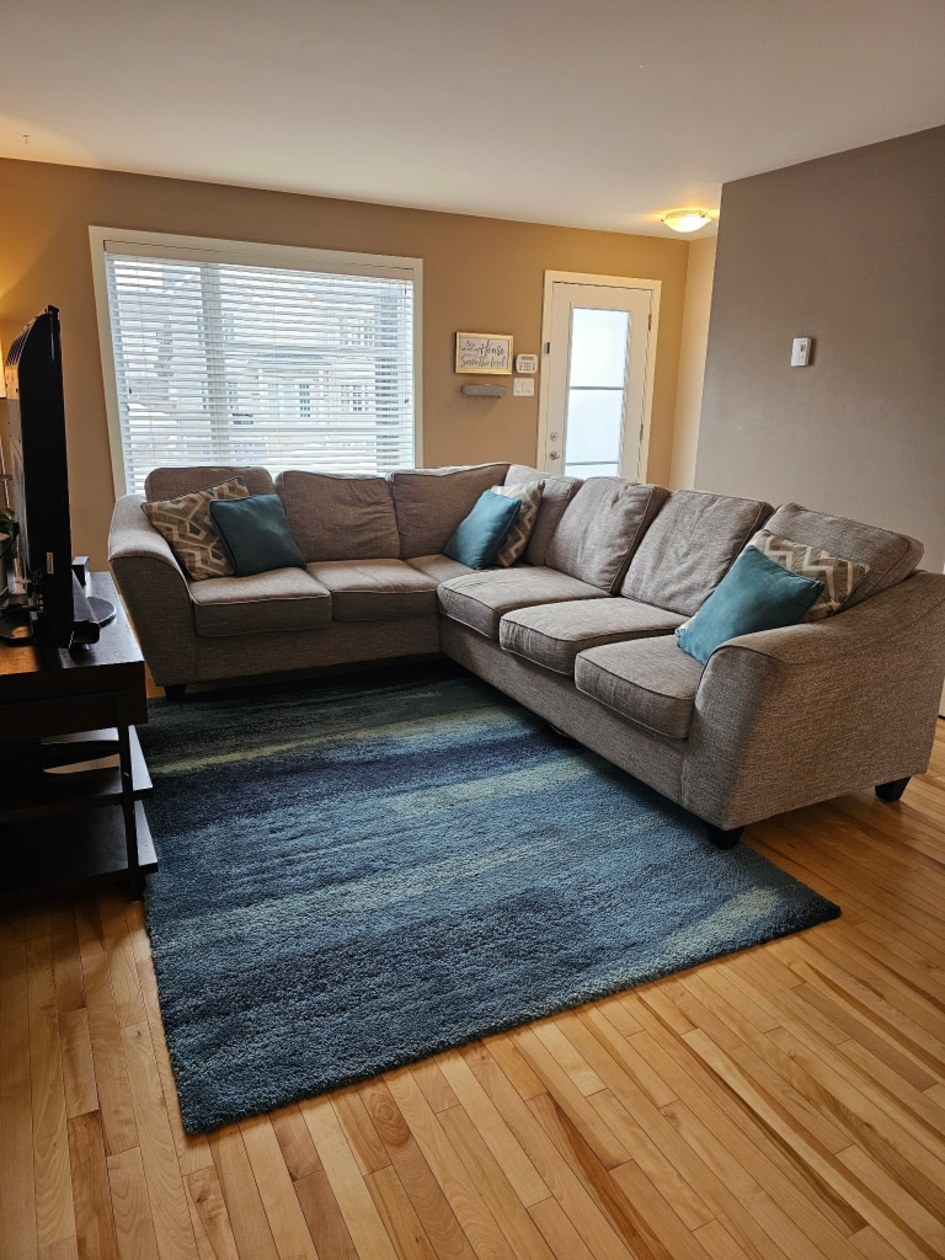 Salon — 7904 Boul. Lévesque E., Laval, H7A 1T7, Laval